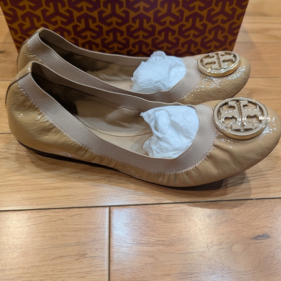 Tory Burch Beige Flats with Gold Logo - Picture 3 of 6